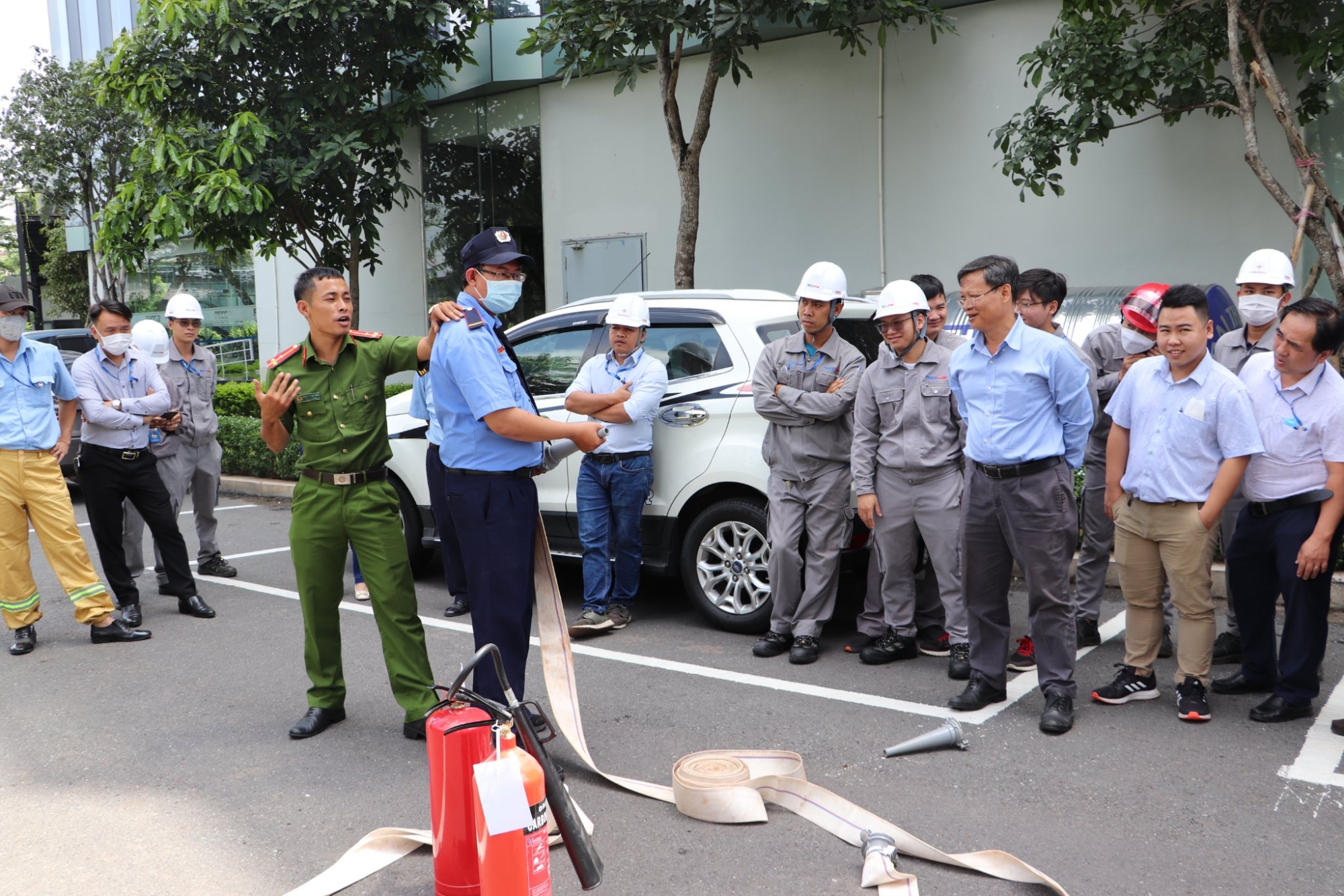 Cảnh sát PCCC và CNCH thành phố Thủ Đức giới thiệu và phân biệt các loại bình, vòi lăng phun nước chữa cháy.