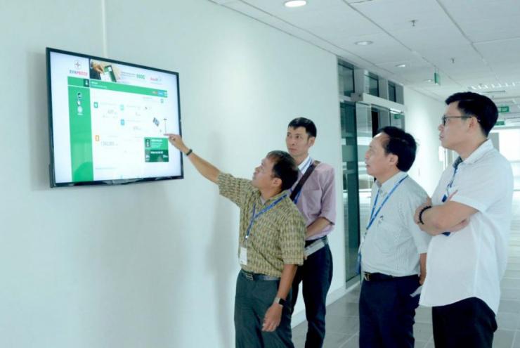 Operation of solar power system at tower of Vietnam Electricity (EVN)