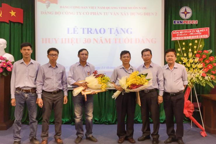 Lễ trao tặng Huy hiệu 30 năm tuổi Đảng